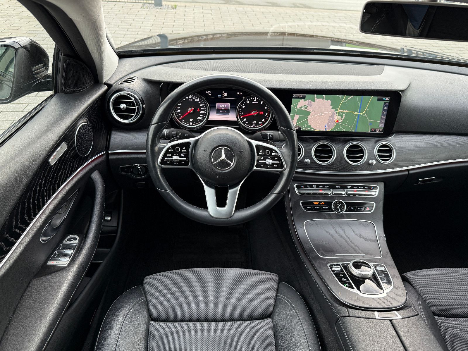 Fahrzeugabbildung Mercedes-Benz E 200 T Avantgarde NAVI KLIMAAUTO CAM LED SITZH.