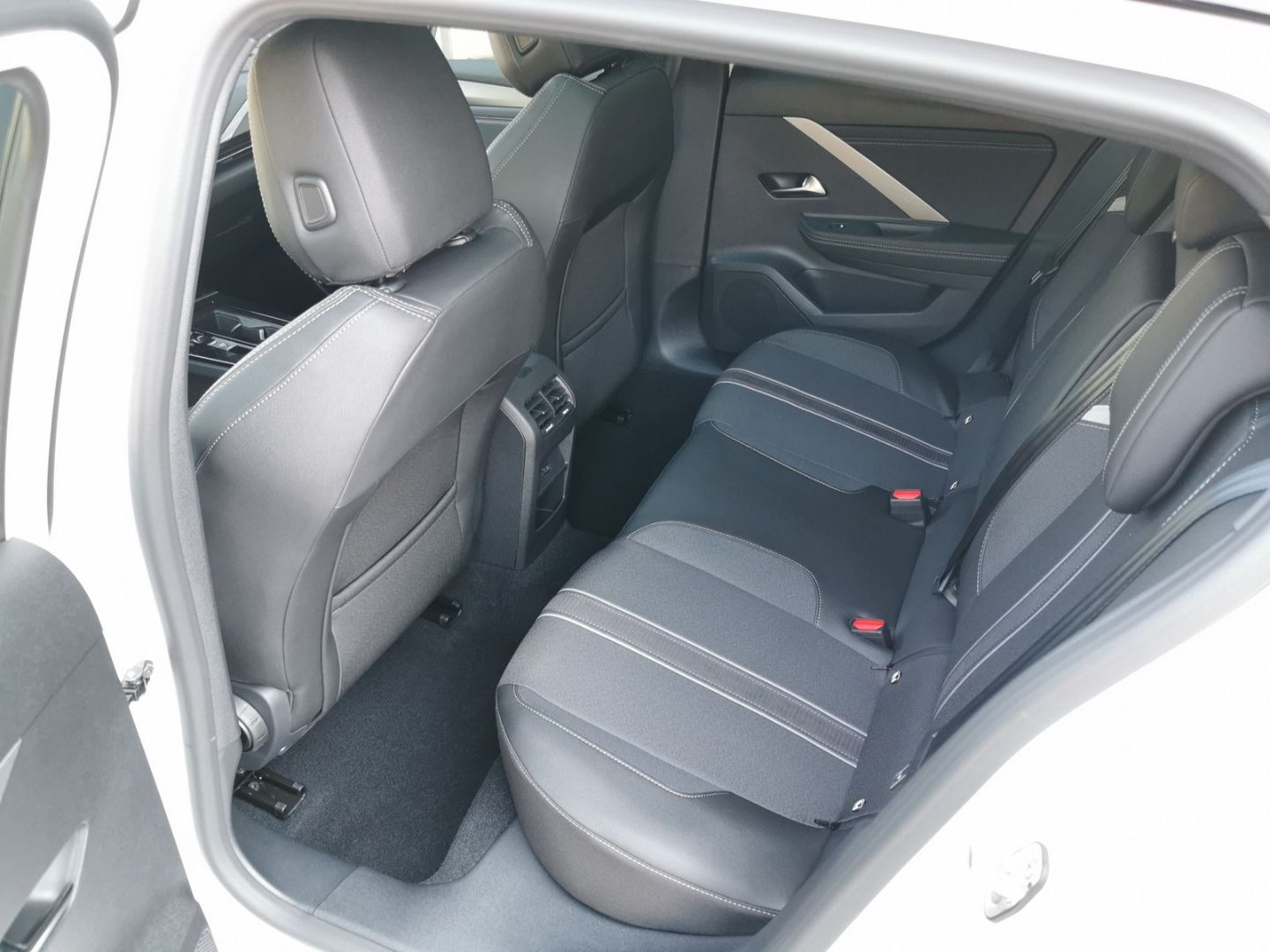 Fahrzeugabbildung Opel Astra GS Line HUD Panorama Navi digitales Cockpi