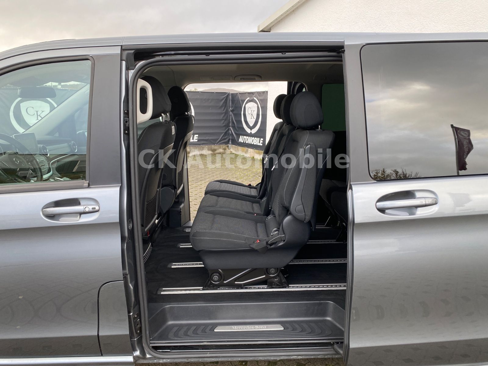 Fahrzeugabbildung Mercedes-Benz V 300d 4Matic Kompakt/AMG-Line/8 Sitze/360°/AHK