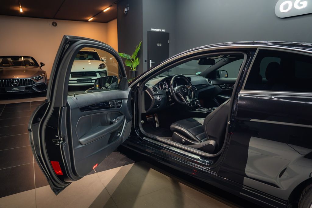 MERCEDES-BENZ C 63 AMG Coupe*H&K*PANO*LEDER*LED*MEMORY*DISTRON MERCEDES-BENZ C 63 AMG Coupe*H&K*PANO*LEDER*LED*MEMORY*DISTRON