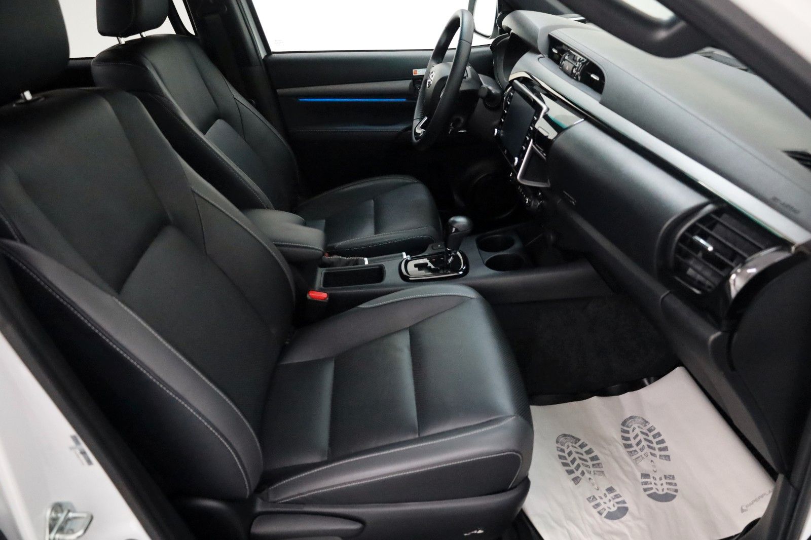 Fahrzeugabbildung Toyota Hilux 2.8 D-4D Invincible,DOKA,ACC,Leder,Nav,AHK