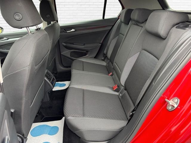Fahrzeugabbildung Volkswagen Golf VIII ACTIVE 1.5 eTSI DSG - MTRX*HUD*Navi!!!