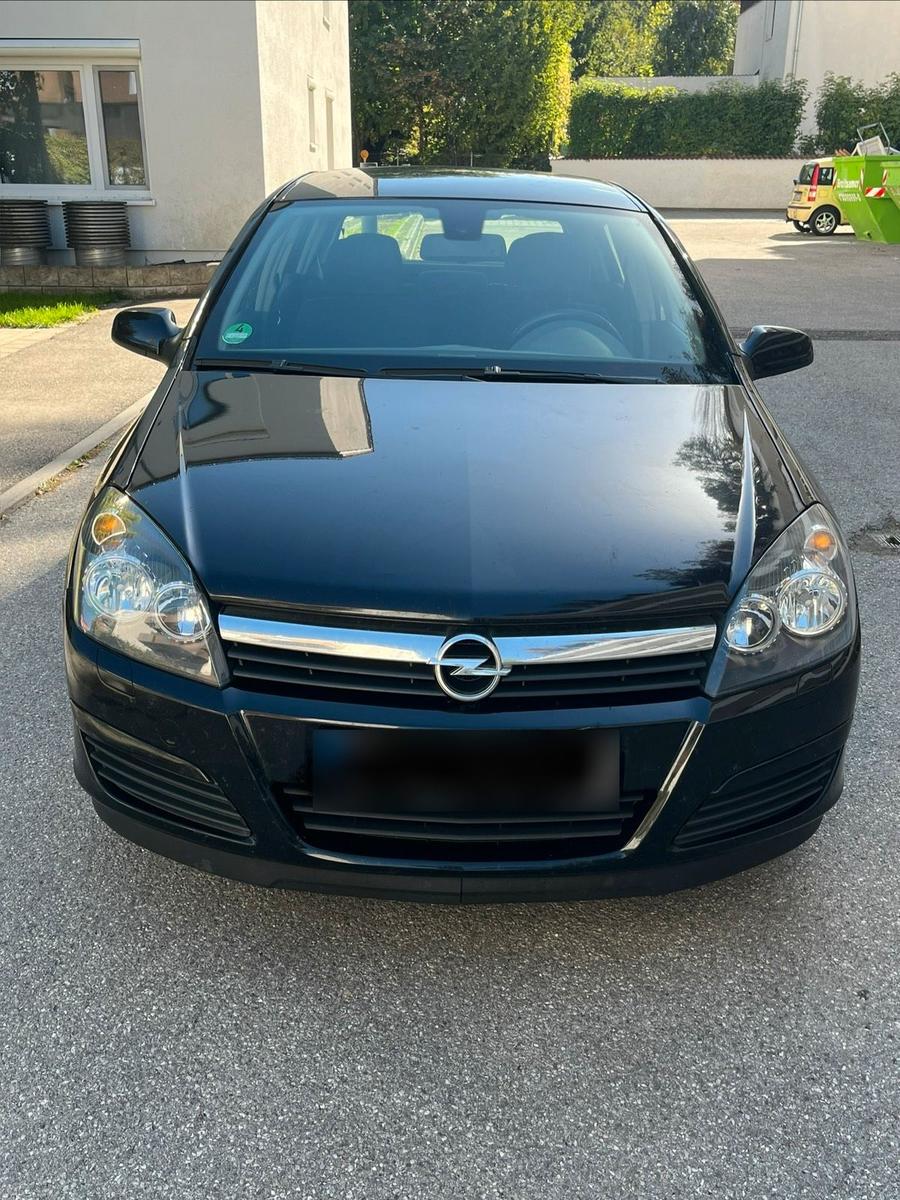 Opel Astra 2005 — вигляд ззаду