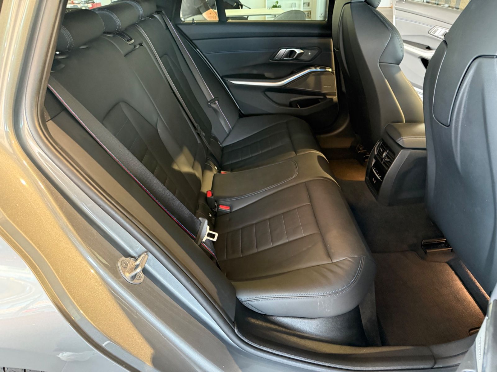 Fahrzeugabbildung BMW 320d Touring xDrive MSport*LED*HK*AHK*MSitze*360