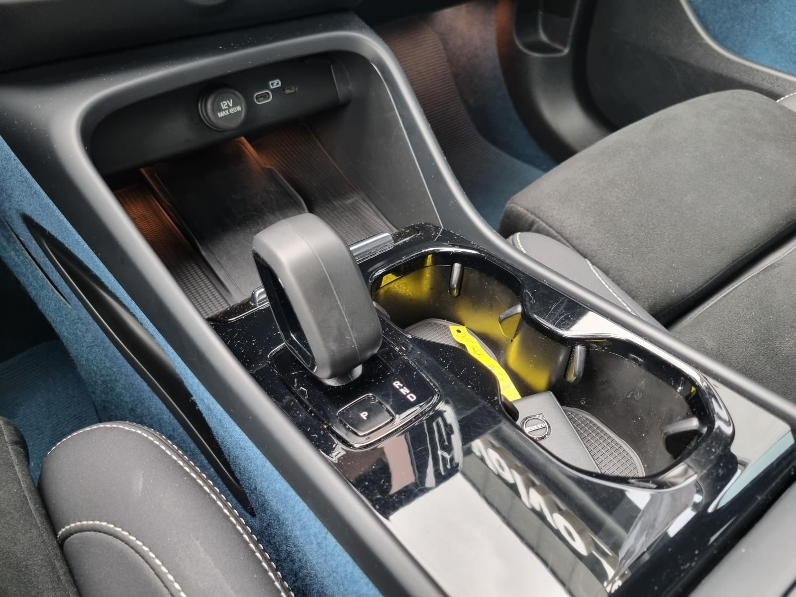 Fahrzeugabbildung Volvo XC40 Single Extended Plus 'Ganzjahresreifen'