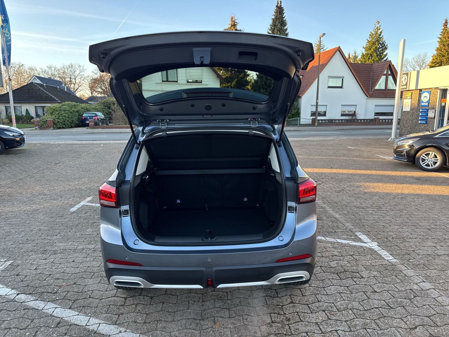 Fahrzeugabbildung MG ZS Hybrid+LUX AT MY25 TOP FINANZ* versch. Farben