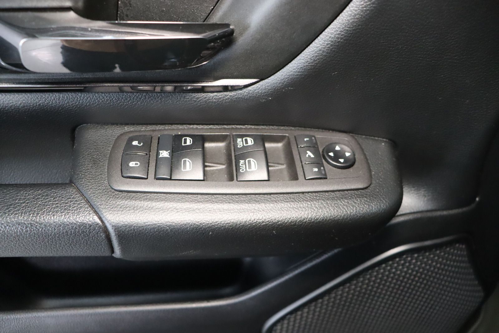 Fahrzeugabbildung Dodge Ram 1500 5.7 V8 Crew Cab Big Horn * Built to Ser