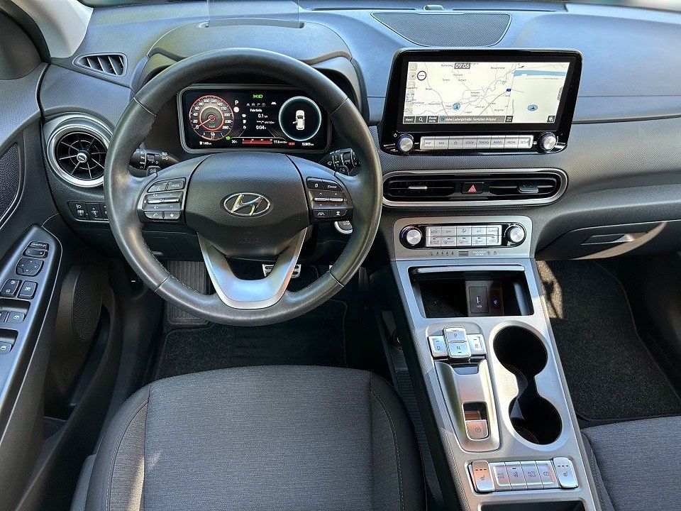 Fahrzeugabbildung Hyundai KONA EV 64kWh TREND NAV/ASSIST-P AHK 1HD HUD+LED