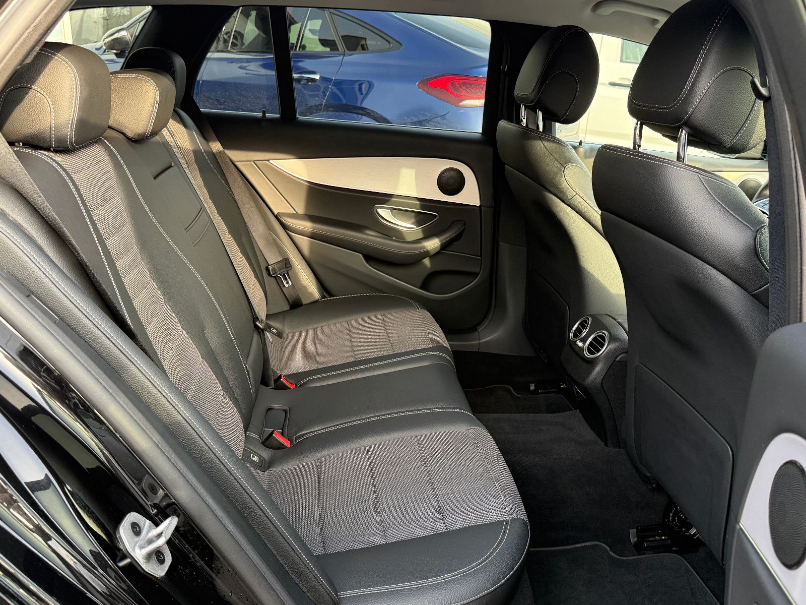 Fahrzeugabbildung Mercedes-Benz E 300de T Avg ACC HUD Keyless-Go Memory Kamera