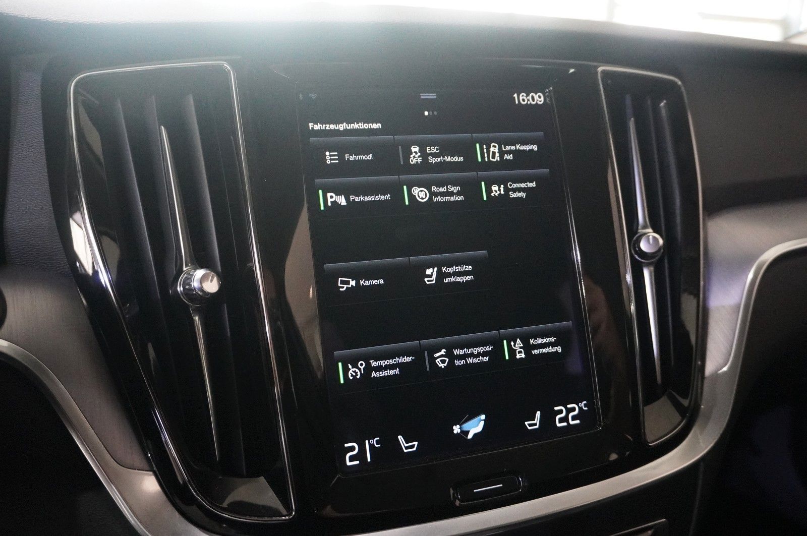 Fahrzeugabbildung Volvo V60 Kombi B4 MOMENTUM PRO NAVI/LED/KAMERA/VIRT.