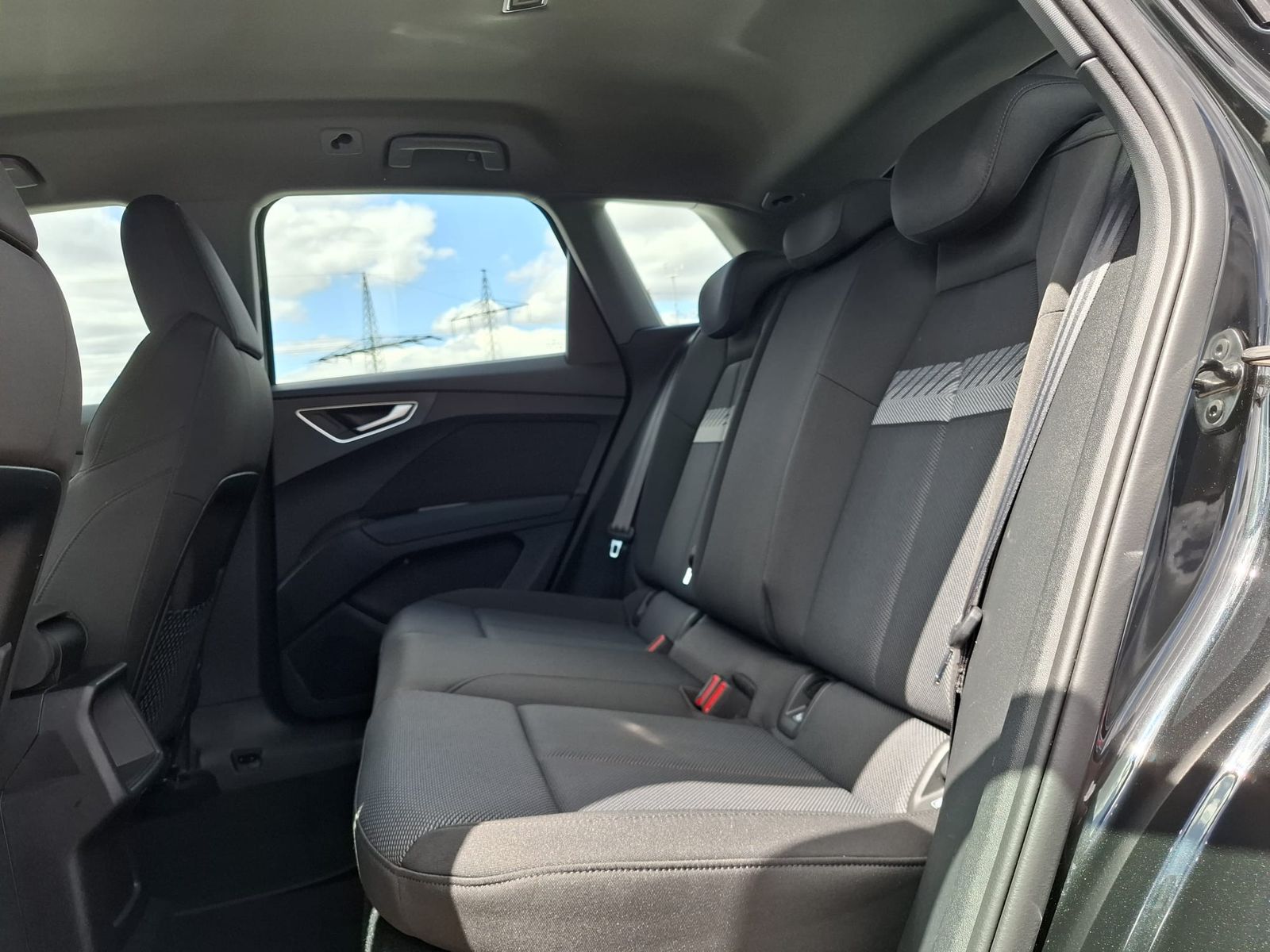 Fahrzeugabbildung Audi Q4 e-tron 40 AHK*LED*19"ALU*SHZ*SPORTSITZE*94,4%