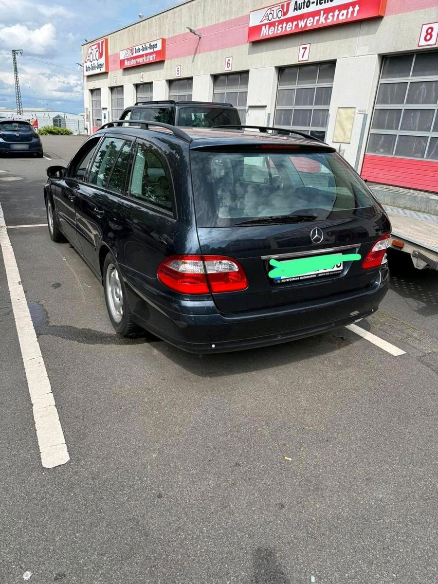 Mercedes-Benz E220 2004 — photo 8