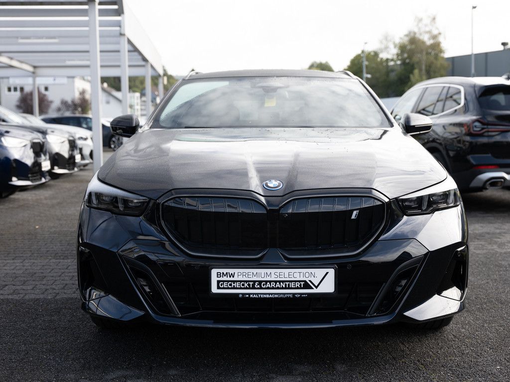 BMW i5 Touring 40 xDrive M-Sport Pro PANO AHK B&W imagem 3