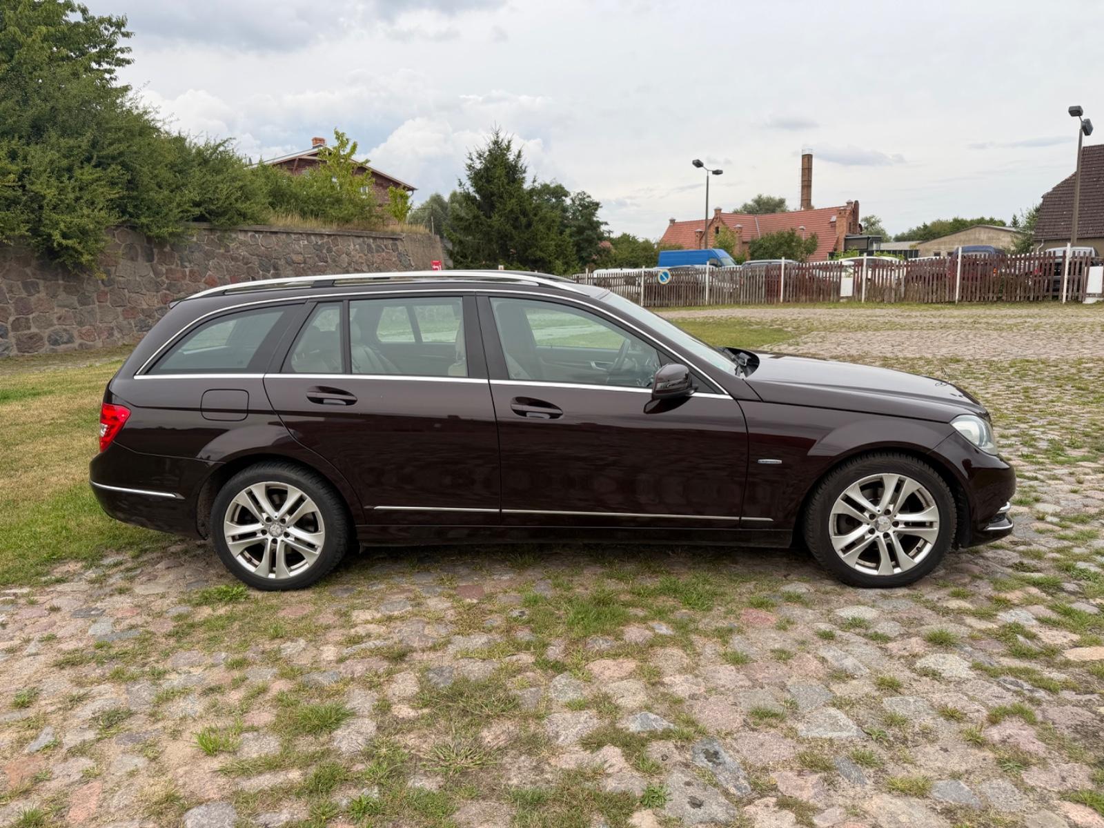 Mercedes-Benz C200 2011 — photo 12