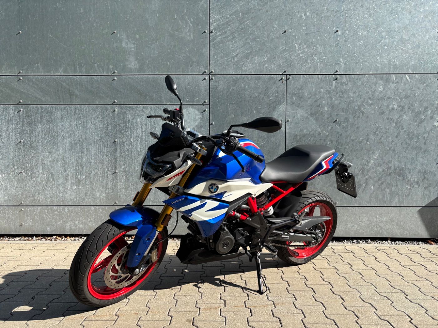 Fahrzeugabbildung BMW G 310 R Style Sport weiß rot blau