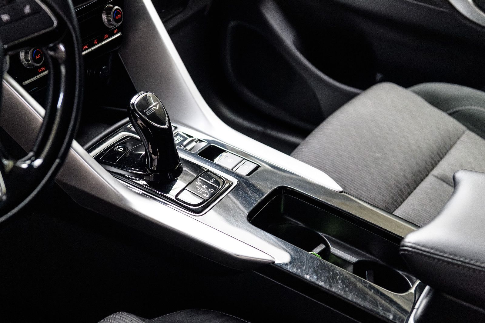 Fahrzeugabbildung Mitsubishi Eclipse Cross 2.4 PHEV 4WD +Kam +BT +SHZ +SOH97%