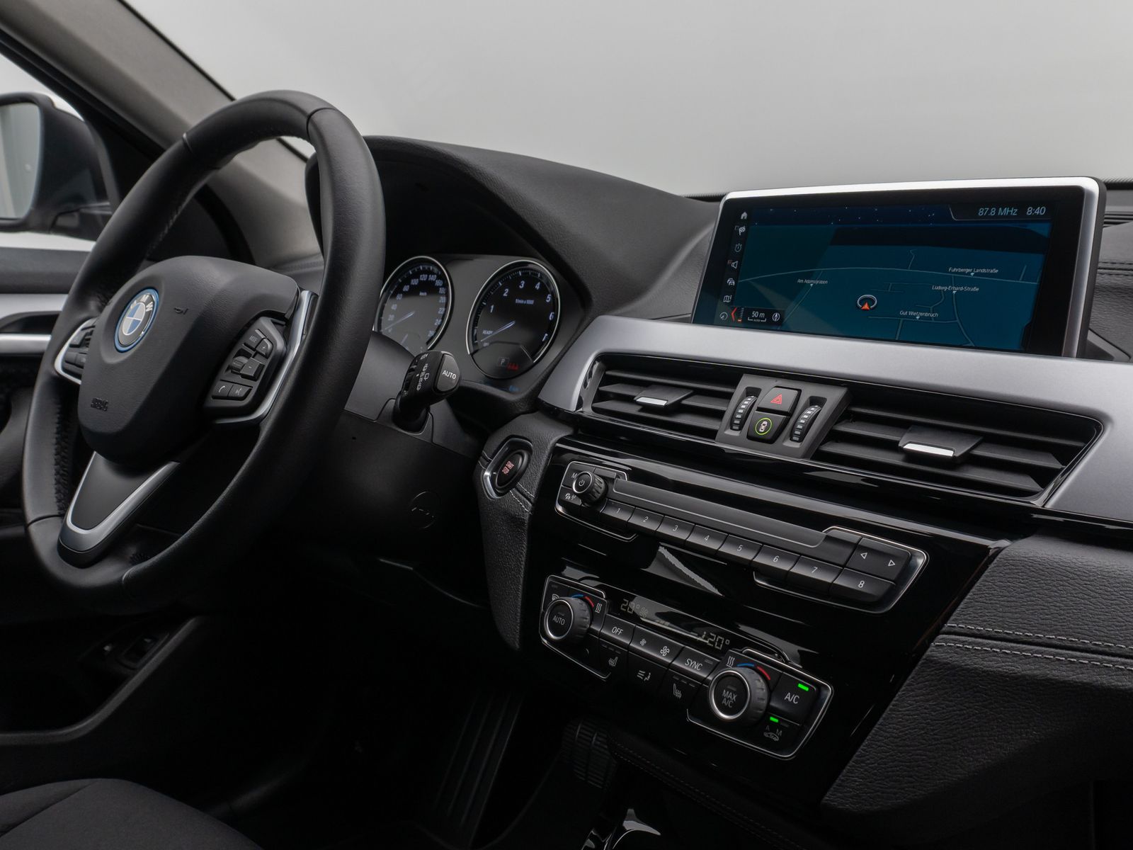 Fahrzeugabbildung BMW X2 xD25e DAB Navi Parkassist Geschwindigkeitsreg