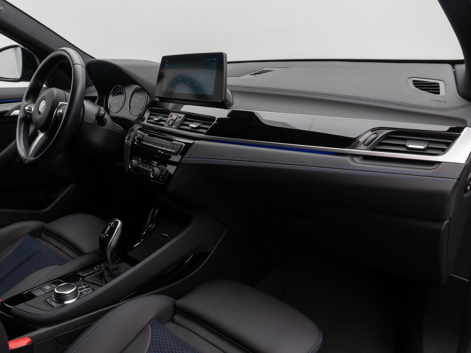 Fahrzeugabbildung BMW X2 sD20i M Sport HUD DAB HiFi Parkassist Komort