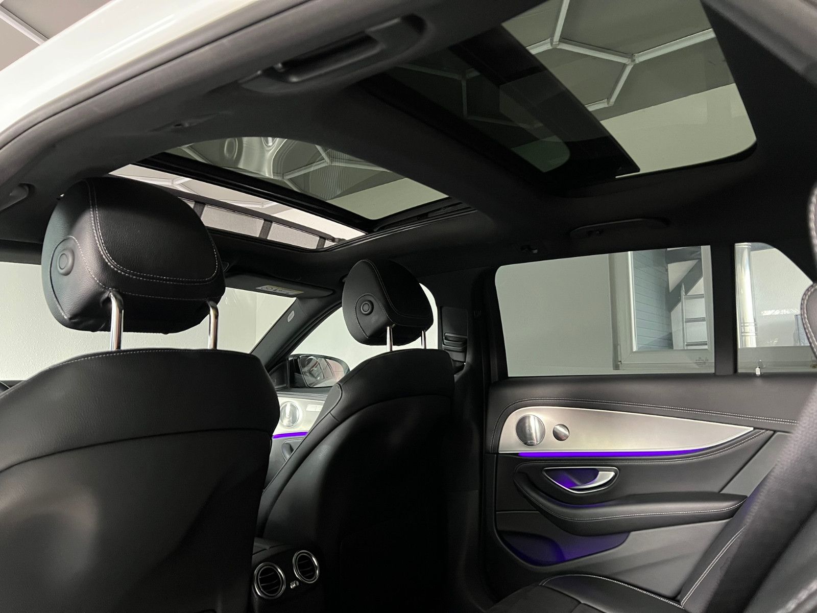 Fahrzeugabbildung Mercedes-Benz E 220 d AMG-LINE/PANO/BURMESTER/DISTRONIC PLUS