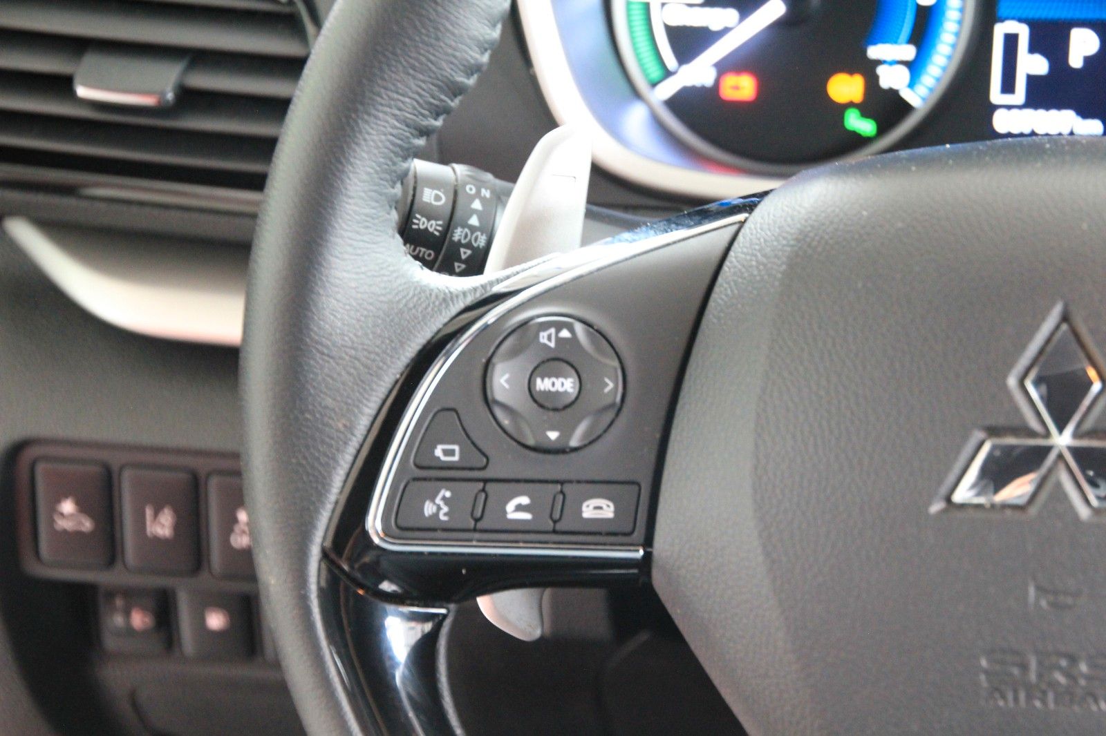 Fahrzeugabbildung Mitsubishi Eclipse Cross Select PHEV 4WD