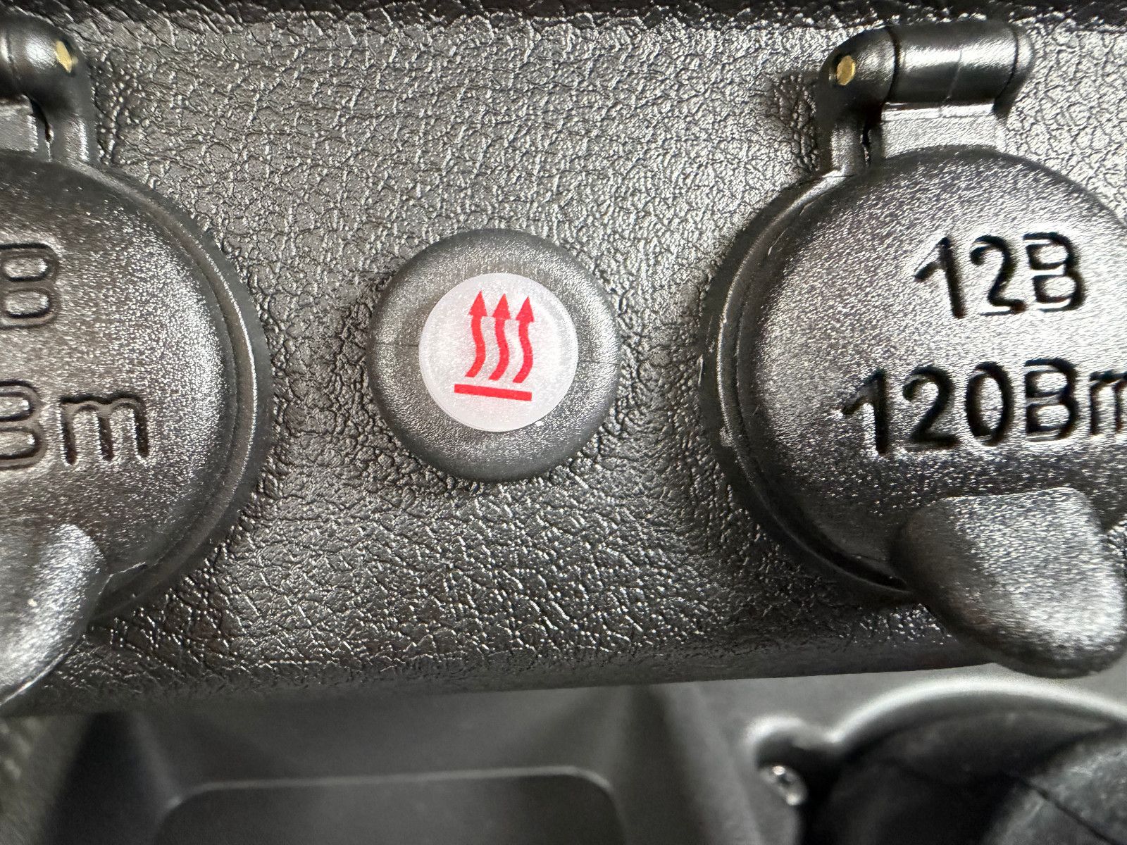 Fahrzeugabbildung Lada NIVA LEGEND "PREMIUM PLUS"! GROSTOL. REIF.; LED