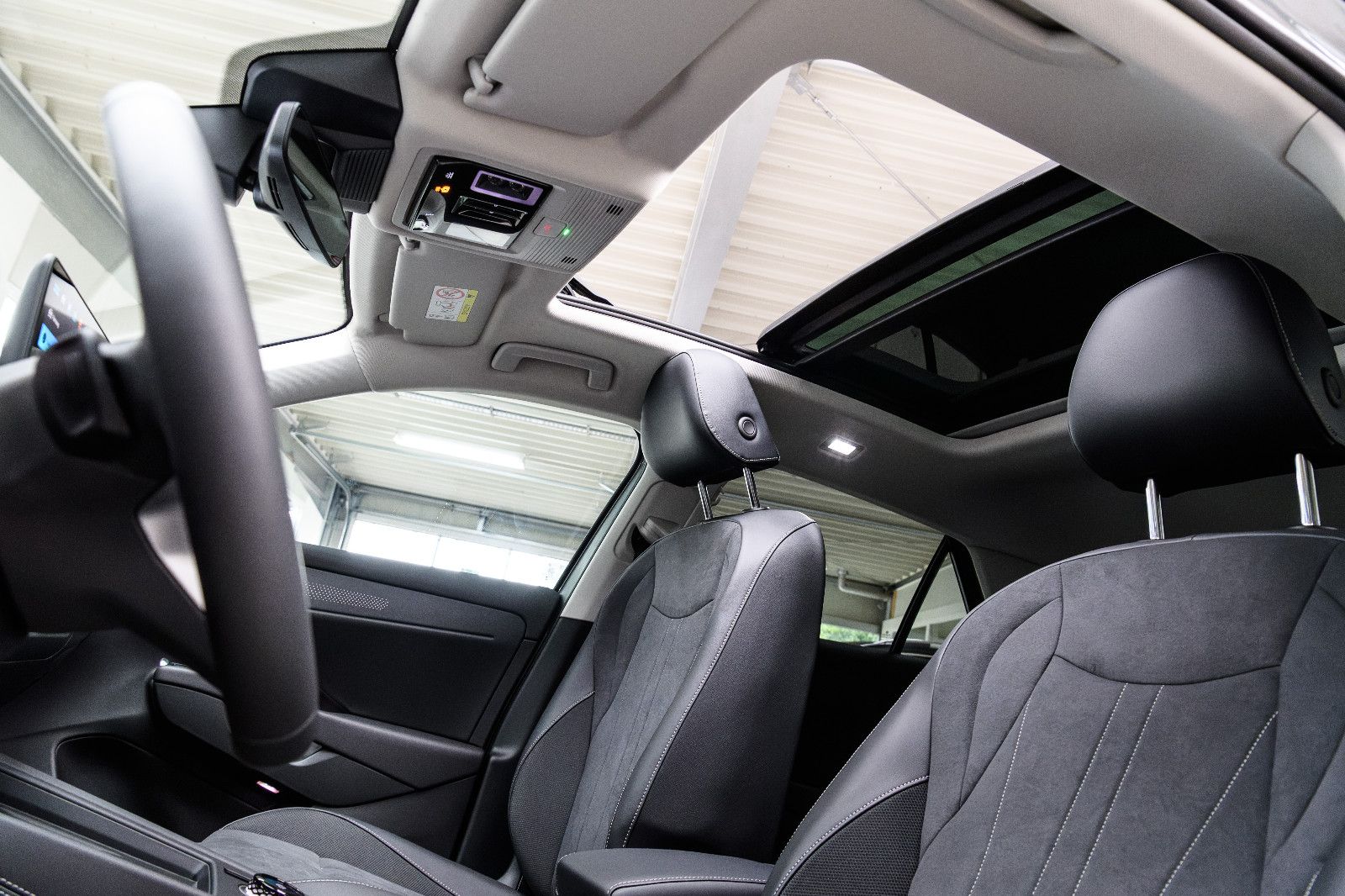 Fahrzeugabbildung Volkswagen T-Roc 1.5 eTSI Style el. Heckklappe+IQLight+Pano