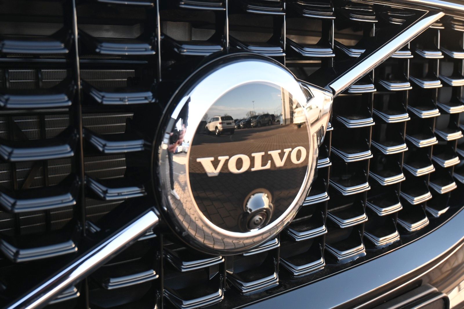 Fahrzeugabbildung Volvo XC60 B5 AWD Plus Dark*H&K*LUFT*360°* ACC