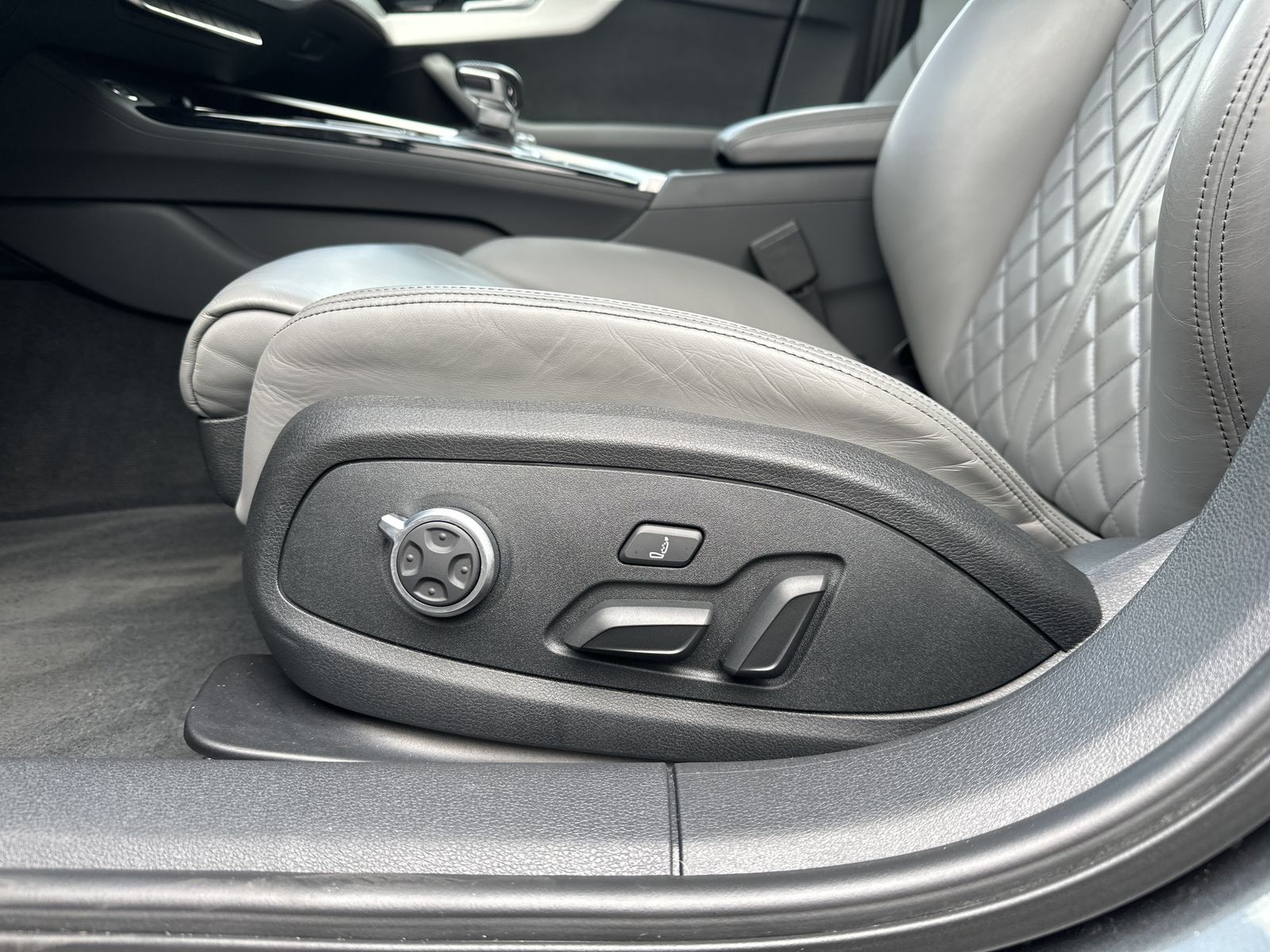 Fahrzeugabbildung Audi A4 Avant 40 TDI S-Line NAV+MATRIX+ACC+STHZG+18ZO