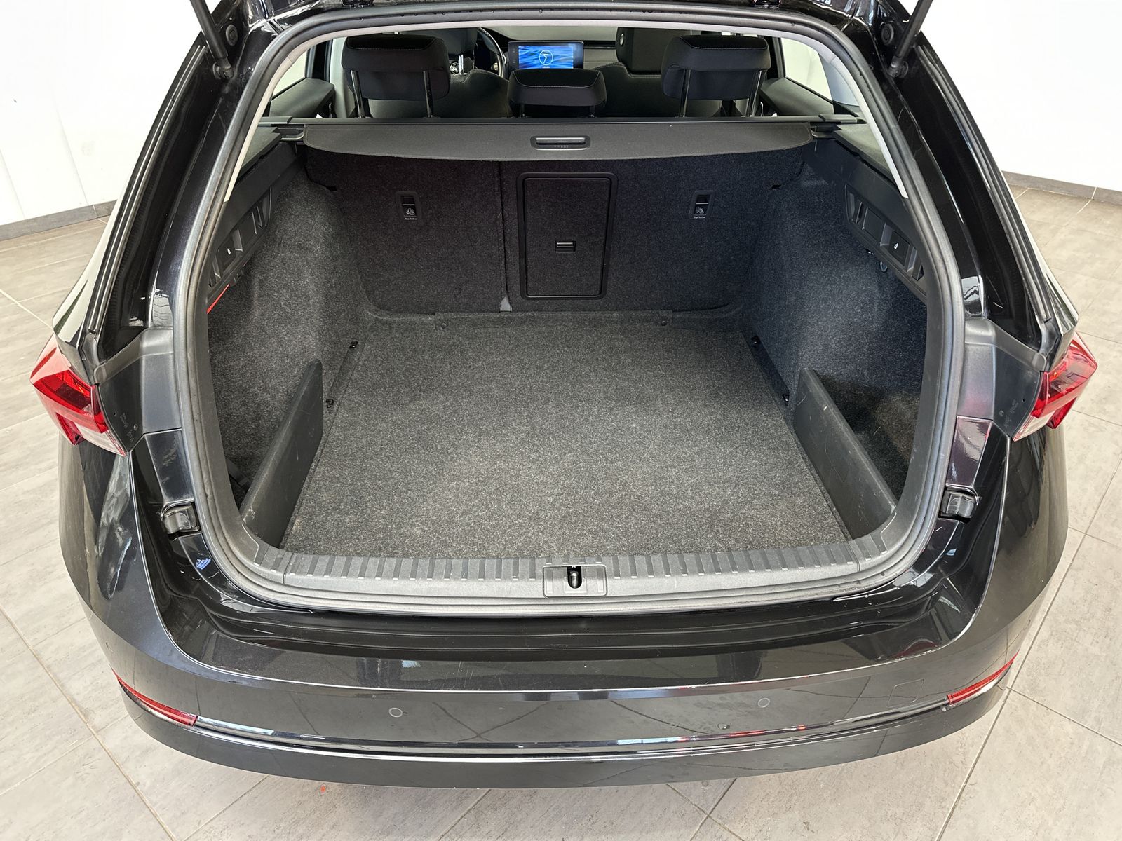 Fahrzeugabbildung SKODA Octavia Combi 2.0 TDI DSG FiEdition NAV+LED+PANO