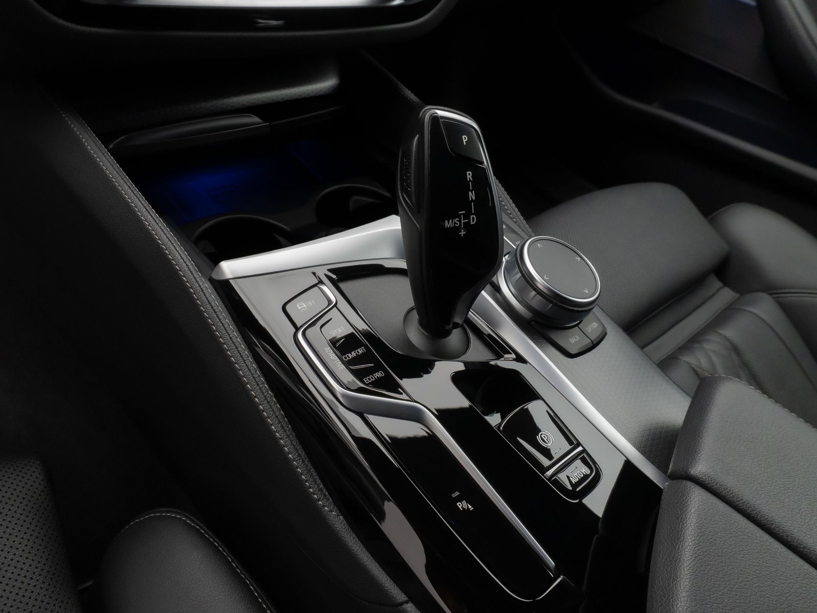 Fahrzeugabbildung BMW 530d xD M Sport Kamera HUD DAB H/K Komfort Alarm
