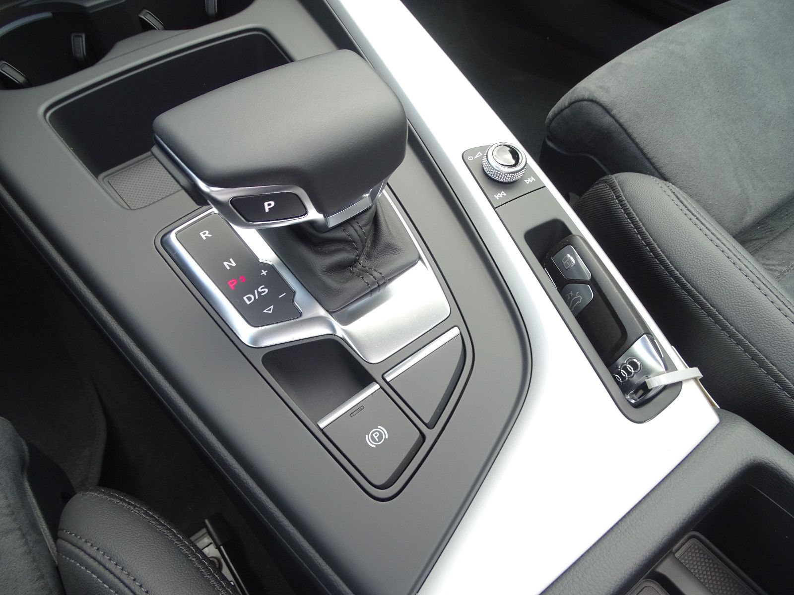 Audi A4 Avant 45 S-Line BLACK ACC AHK PANO MATRIX foto 18