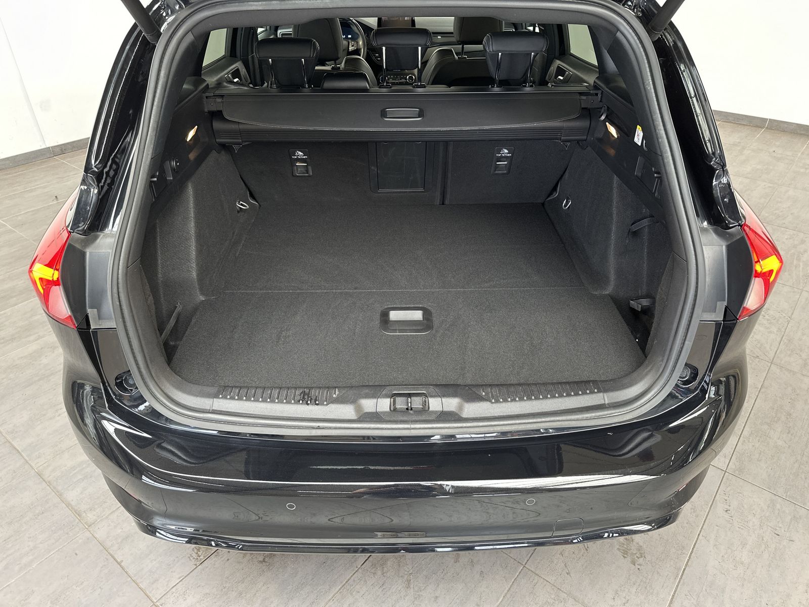 Fahrzeugabbildung Ford Focus Turnier 2.0 EB ST NAV+LED+ACC+AHK+KAM+19ZO