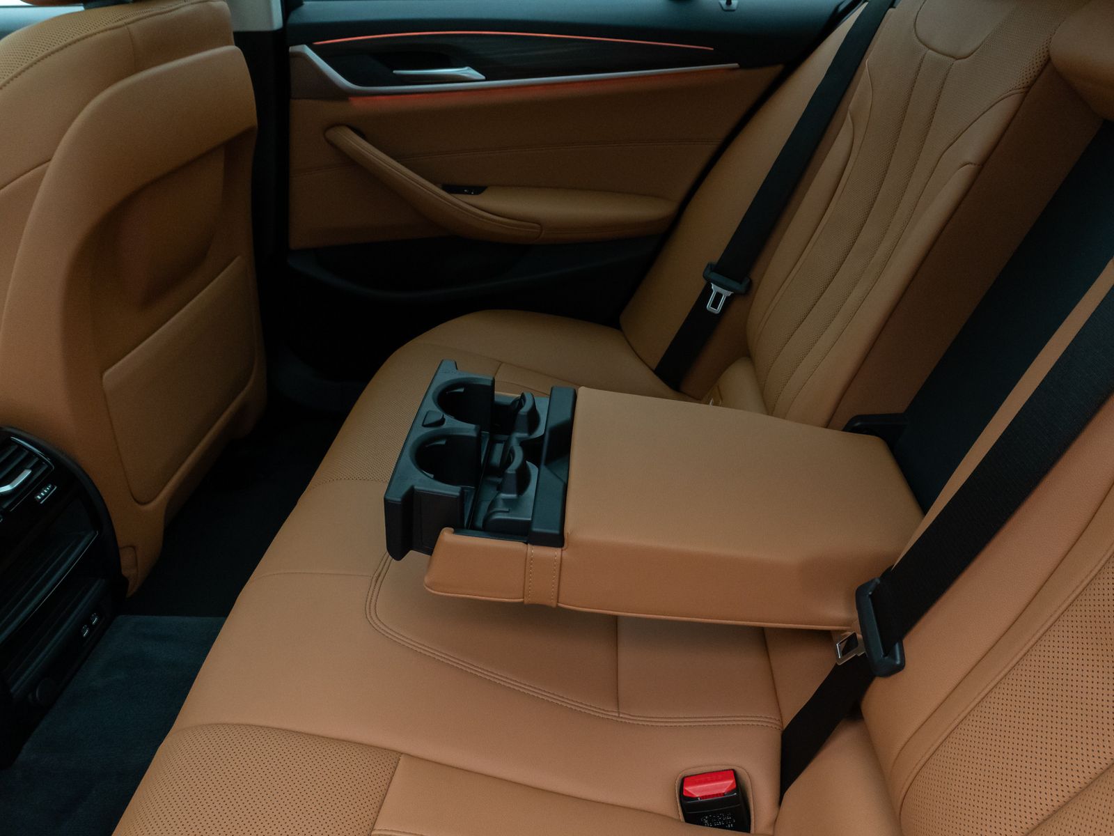 Fahrzeugabbildung BMW 530e Panorama Kamera HUD DAB HiFi Alarm Sport