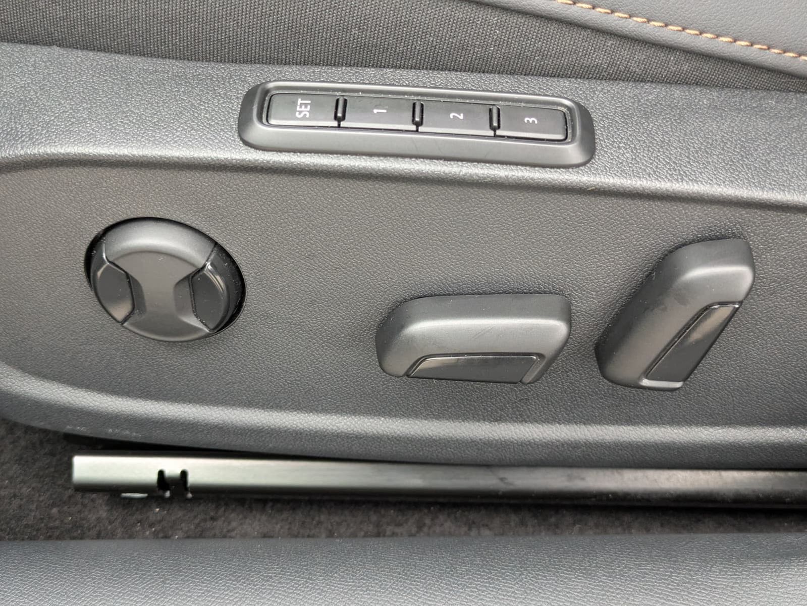 Fahrzeugabbildung CUPRA Leon 1.5 eTSI EDGE MATRIX*ACC*KAM*18"5JGARANTIE