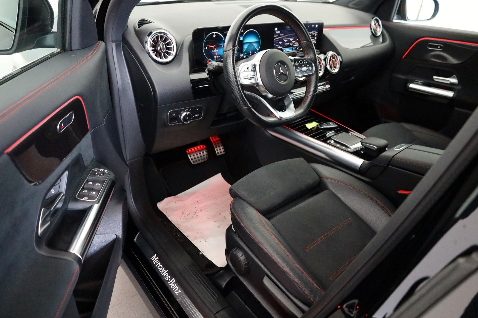 Fahrzeugabbildung Mercedes-Benz GLA 200 AMG, Automatik,Navi,Leder,LED,SHZ