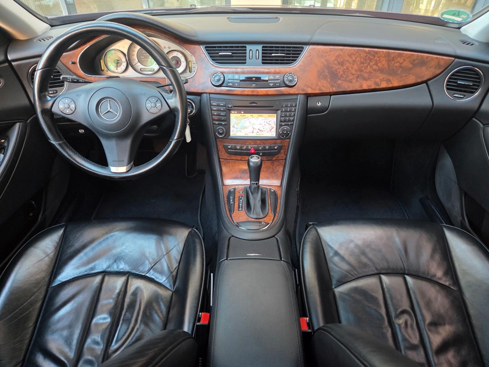 Mercedes-Benz CLS 300*DISTRONIC*SCHIEBEDACH*STANDHEIZUNG*19"*