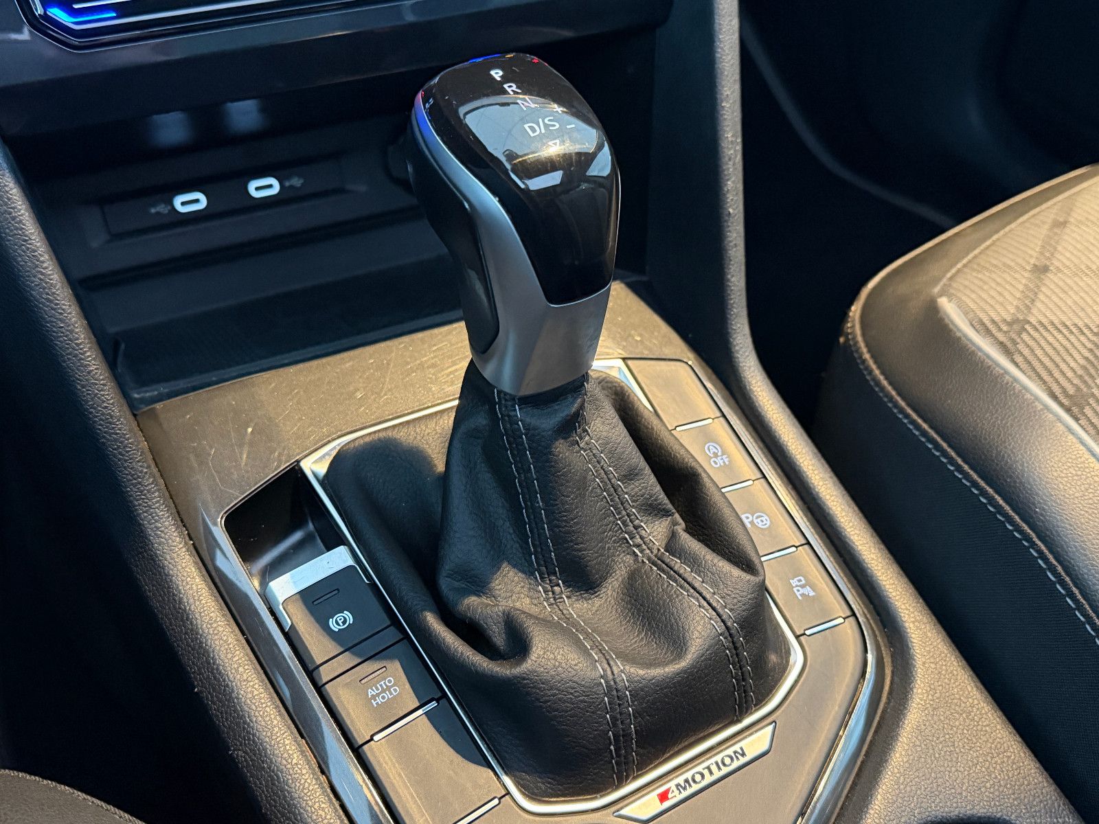 Fahrzeugabbildung Volkswagen Tiguan Allspace R-Line /PANO/HUD/HARMAN-KARDON/