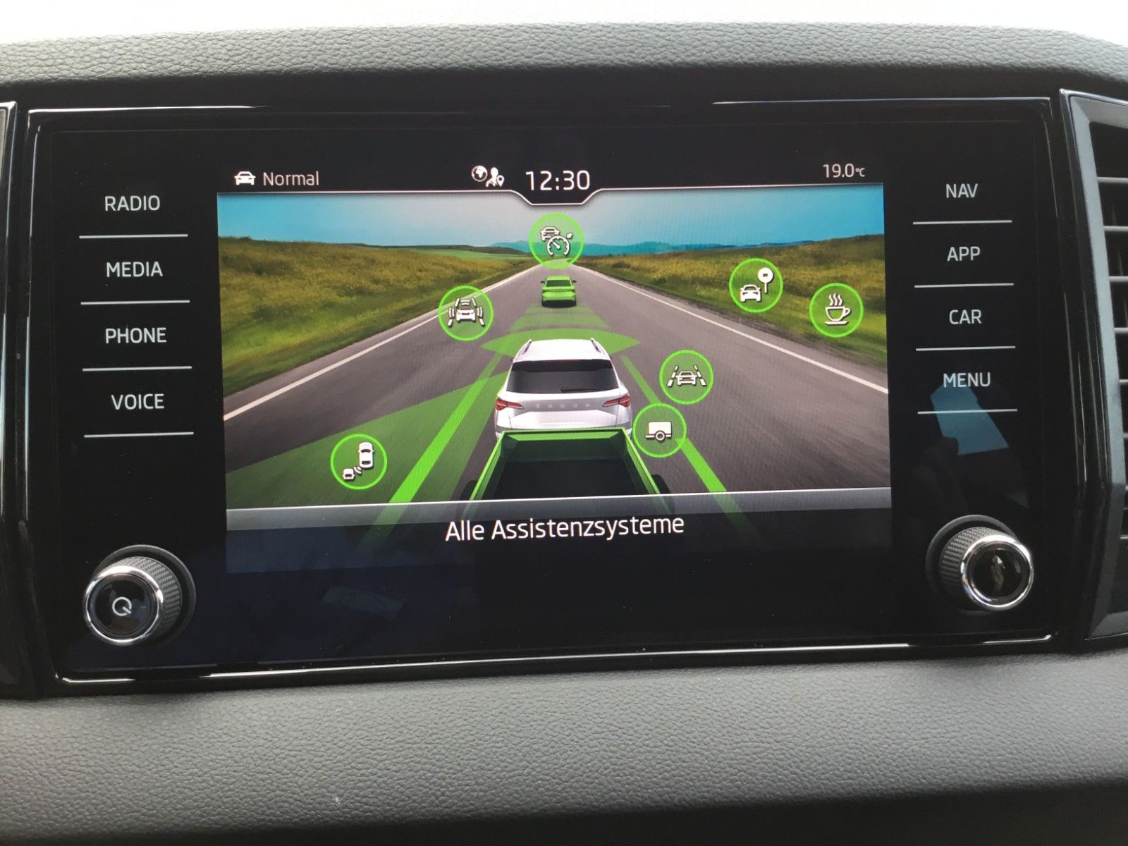 Fahrzeugabbildung SKODA Karoq 2.0l TSI DSG 4x4 Sportline+AHK+Matrix+Pano