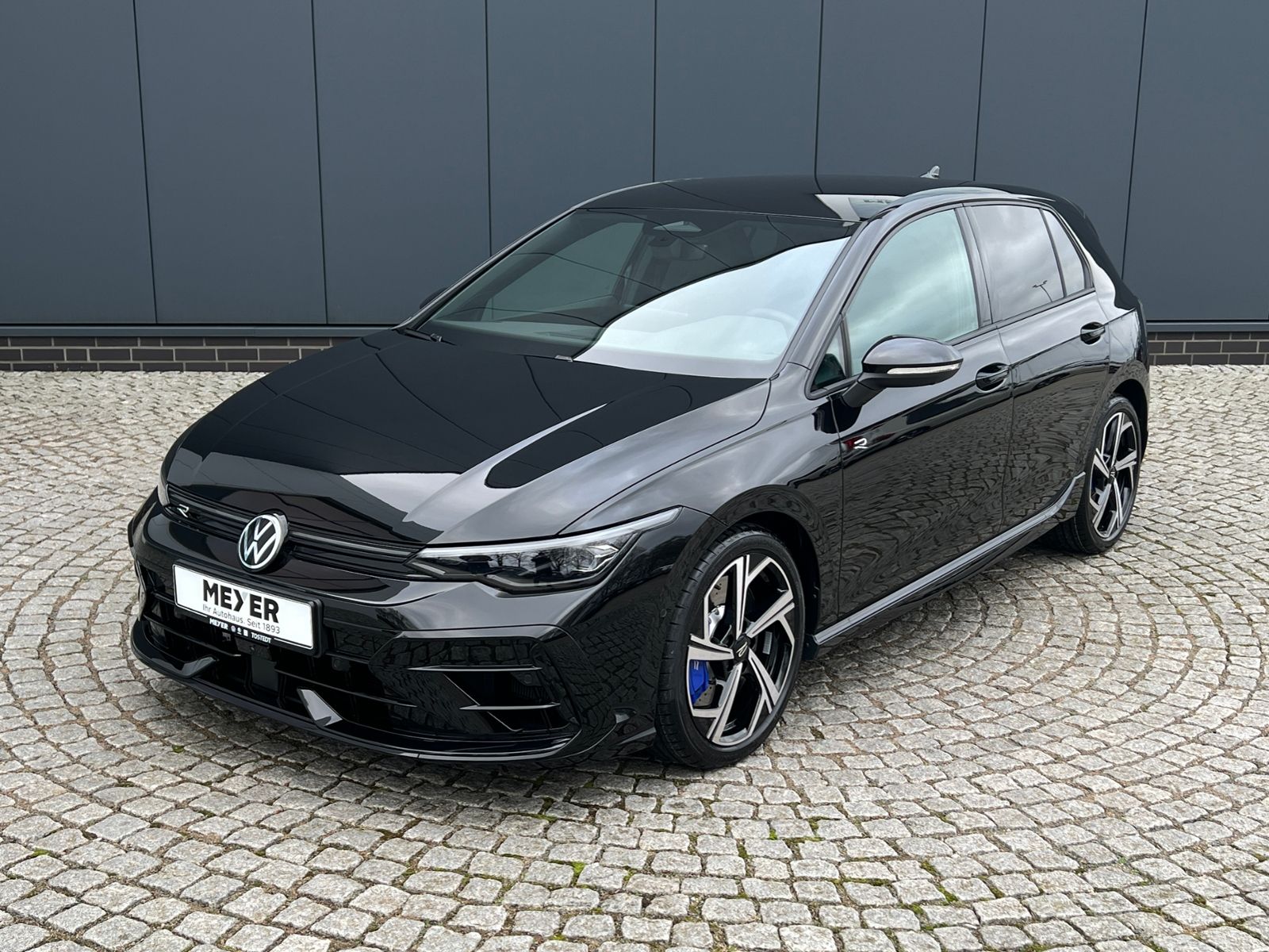 Fahrzeugabbildung Volkswagen Golf VIII R 2.0 TSI DSG 4MOTION *IQ.Light, Black