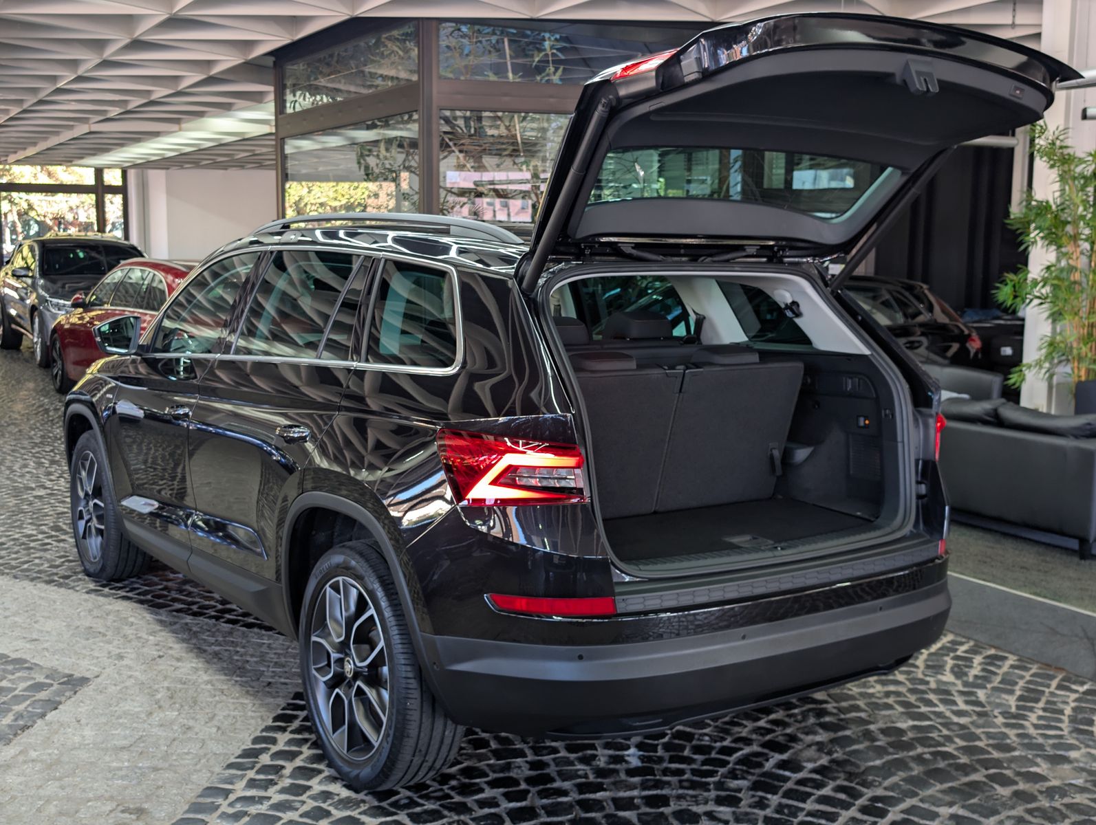 Fahrzeugabbildung SKODA Kodiaq Clever 4x4 PANO*AHK*CANTON*4xSHZ*7-Sitzer