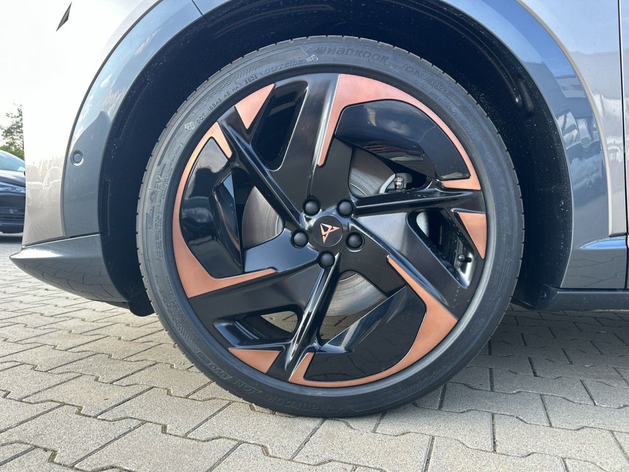 Fahrzeugabbildung CUPRA Tavascan VZ 4Drive 340 PS 77 kWh - mit KI generiert/bearbeitet