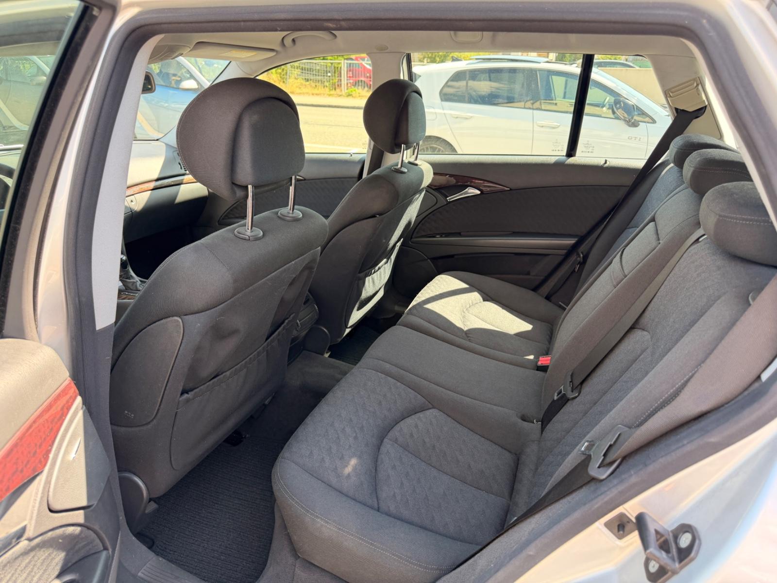 Mercedes-Benz E200 2005 — photo 11