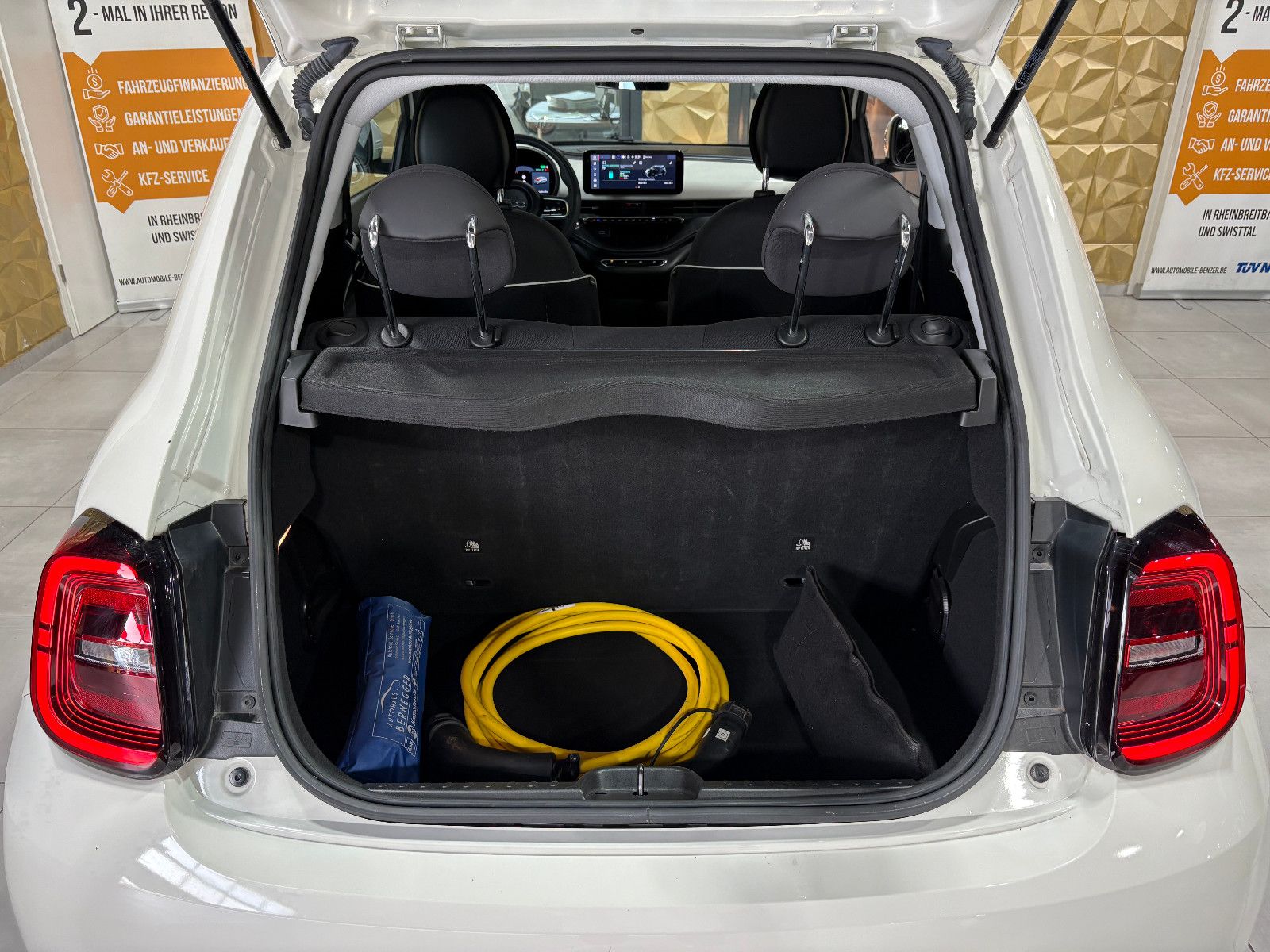 Fahrzeugabbildung Fiat 500e/Basis/TEMPOMAT/APPLE/KLIMA/SPURHALTEASSISTE