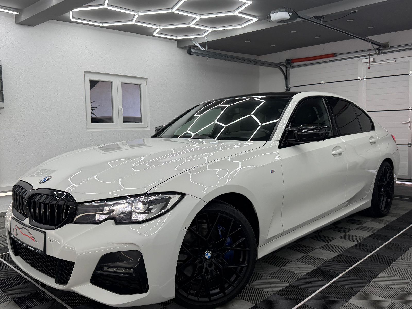 Fahrzeugabbildung BMW 330i xDrive M-SPORT/HUD/DE-FZG/HiFi/LIVE CO/2.HD