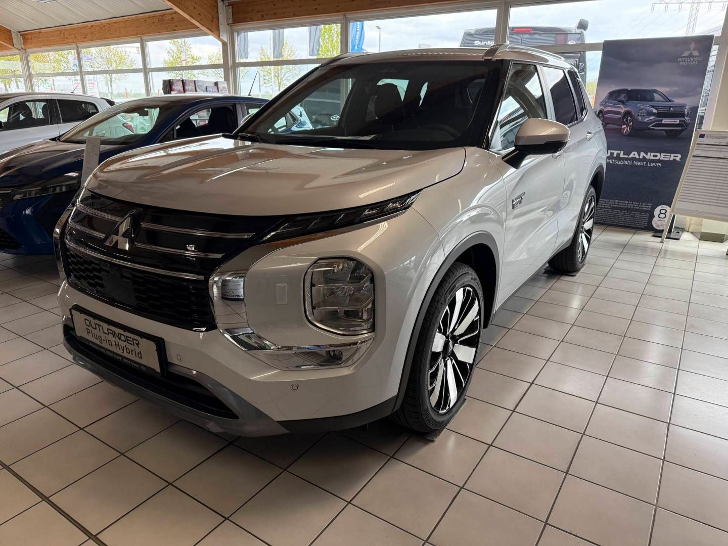 Fahrzeugabbildung Mitsubishi Outlander Plug-in Hybrid Intro Edition 2.4 MIVEC