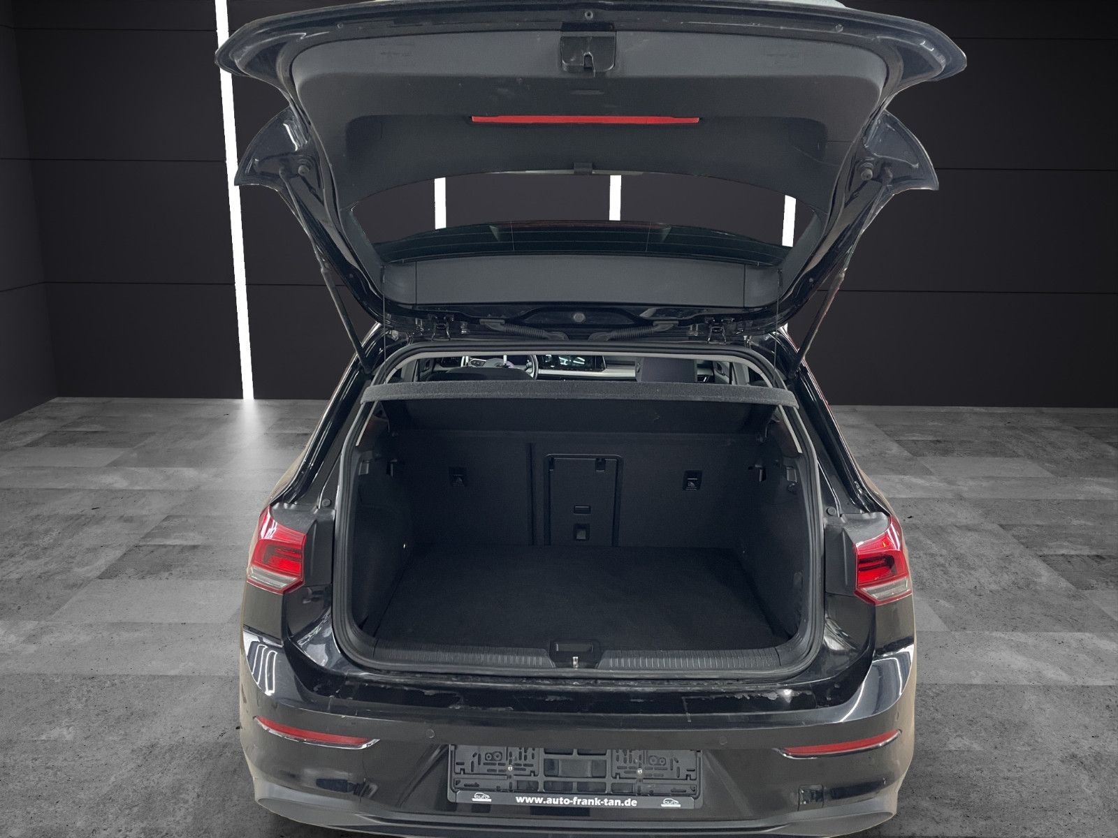 Fahrzeugabbildung Volkswagen Golf VIII*Standheizung*Kamera*Navi*ACC*SitzHZ*