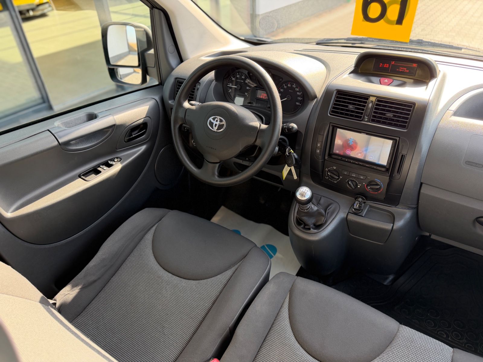 Proace L2H1 Comfort 2.0 6-Sitzer Rollstuhl Rampe