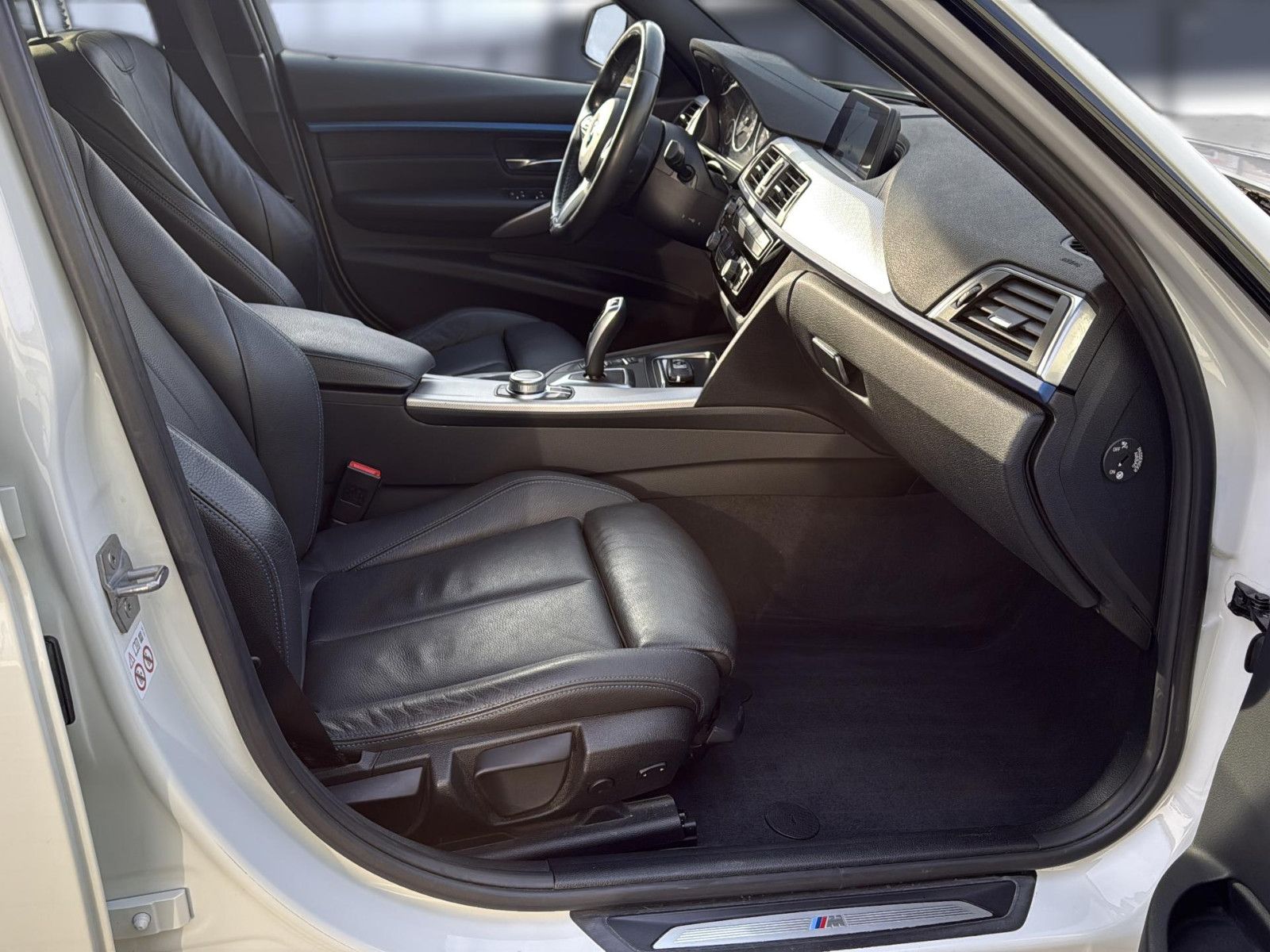 Fahrzeugabbildung BMW 320 d Touring  xDrive M Sport Shadow/ AHK