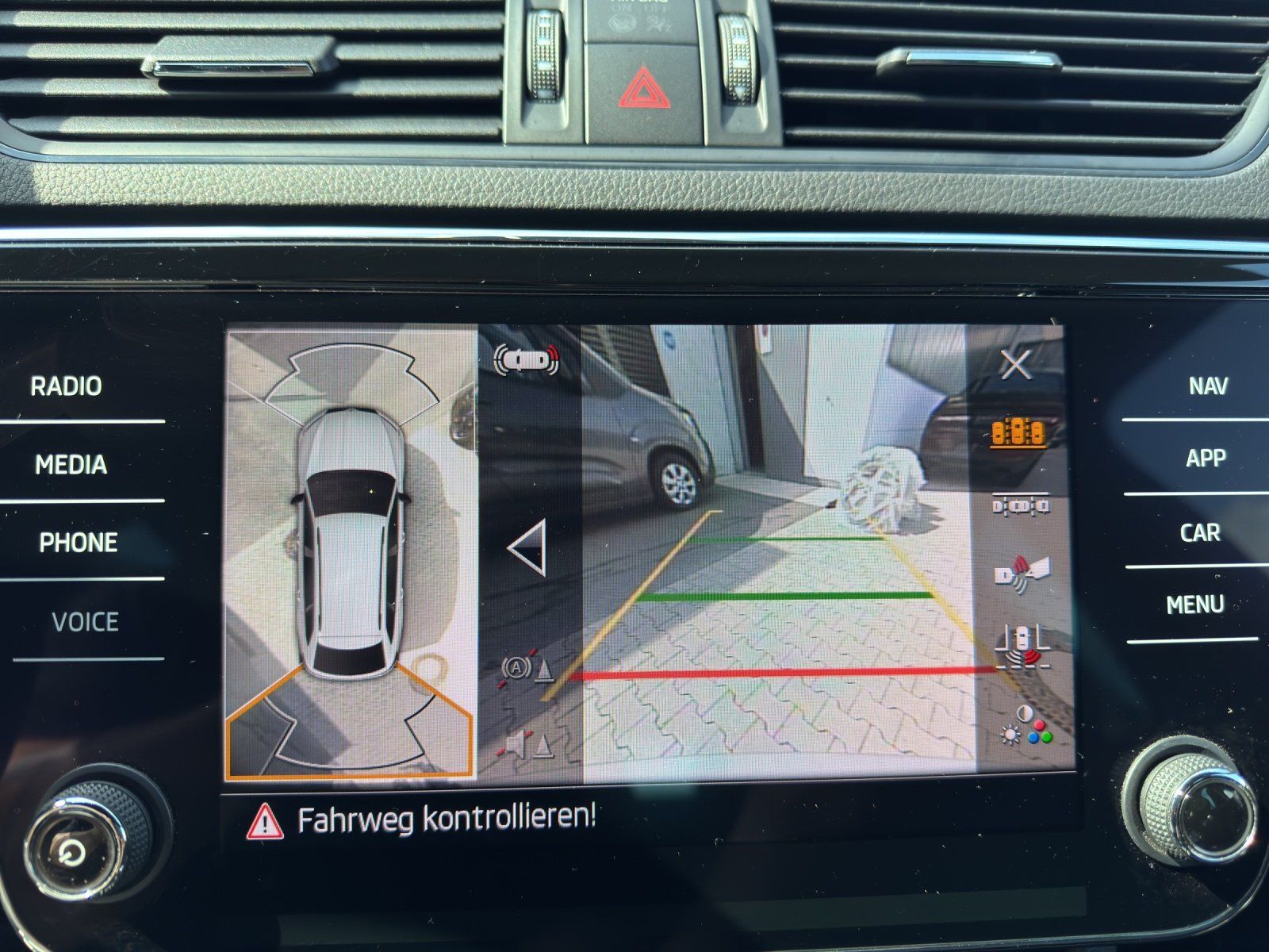 Fahrzeugabbildung SKODA Superb Combi 2.0 TSI Sportline 4x4/AHK/360°/ACC/