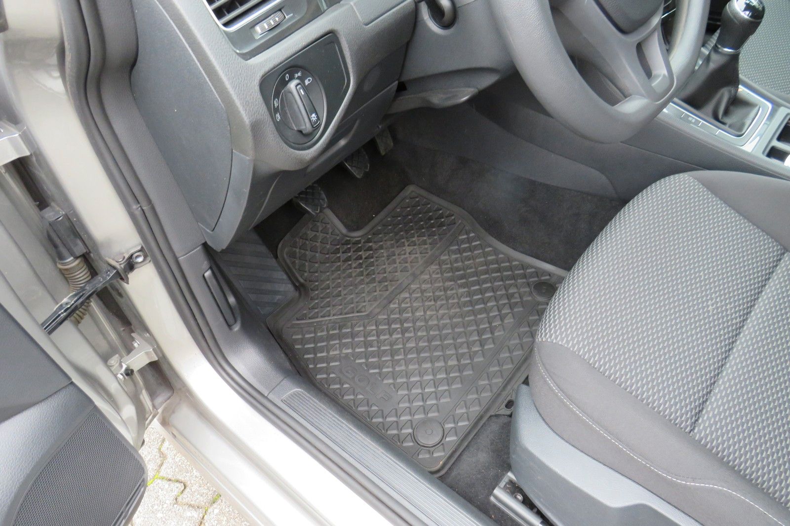 Fahrzeugabbildung Volkswagen Golf VII LIM. SITZH. TELVOR 8-FACH 4T. PDC 1.HD